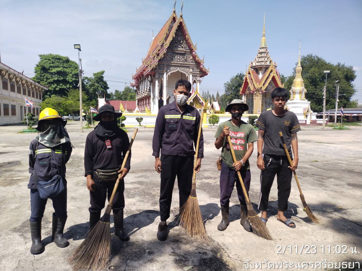 กิจกรรมกวาดและล้างทำความสะอาดลานวัด ร่วมกับชมรมผู้ประกอบการท่าเรือและคลังสินค้า ณ วัดทองทรงธรรม ต.คลองสะแก อ.นครหลวง จ.พระนครศรีอยุธยา